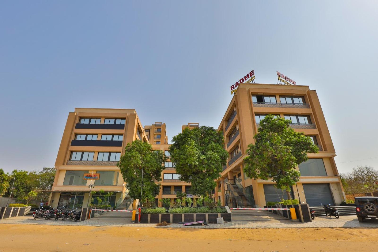 Hotel Legacy Ahmedabad Bagian luar foto